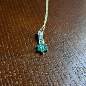 NWT 14 KT Gold Diamond Emerald Flower Pendant Necklace